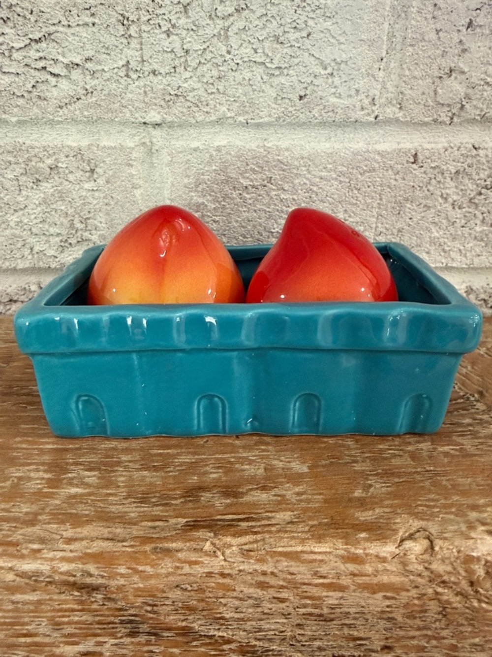 Turquoise Ceramic 🍑 Peach Basket.  Salt & Pepper.